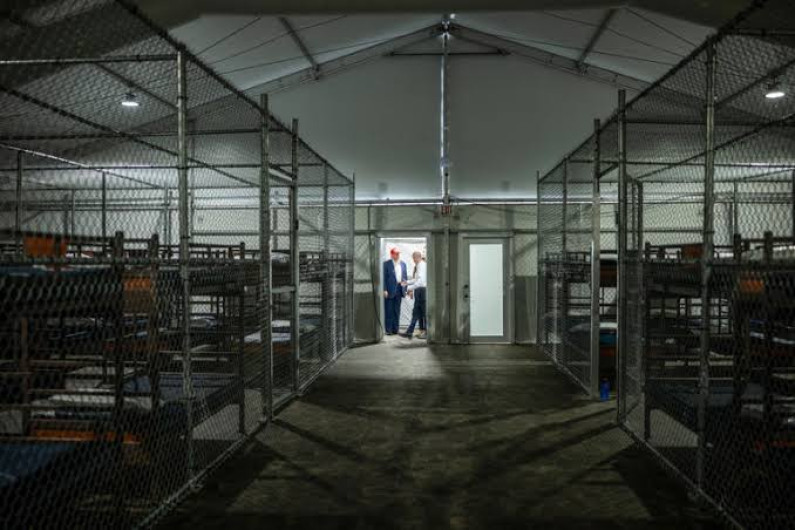 Jueza federal rechaza solicitud del gobierno de Trump para pausar cierre de centro de detención “Alligator Alcatraz”