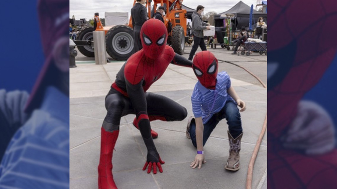 Tom Holland pasa el día con niño que salvó a su hermana de un perro
