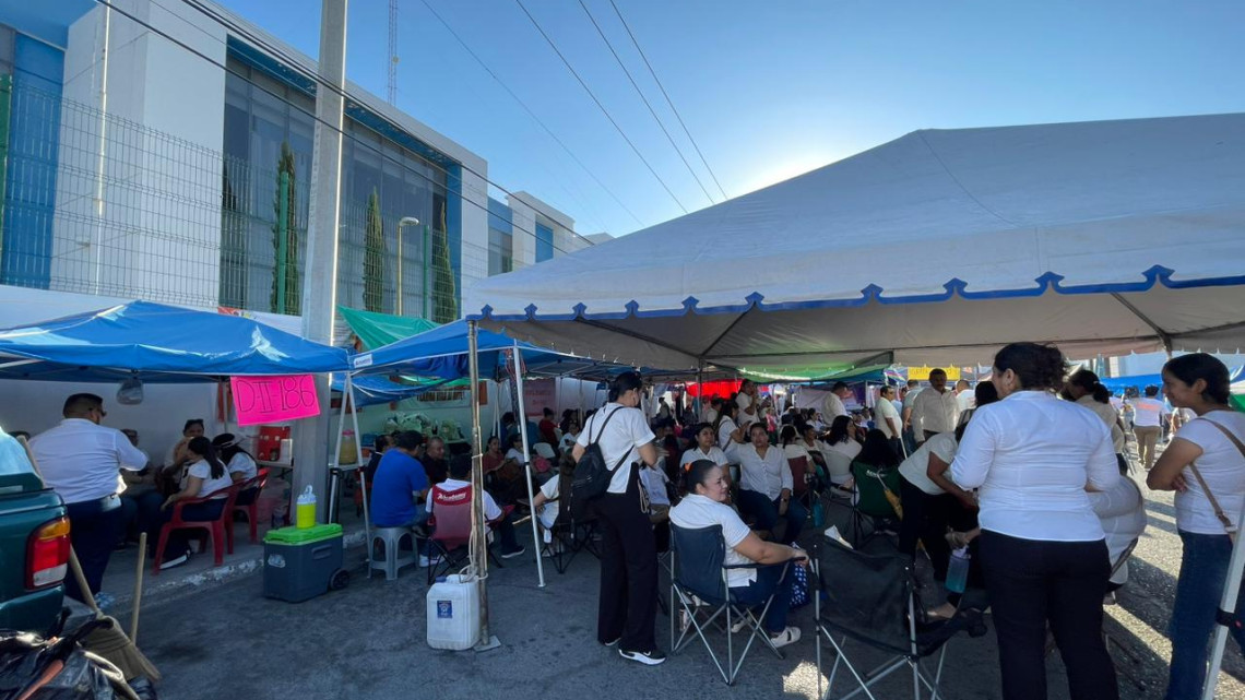 Maestros cumplen una semana plantados frente al CREDE