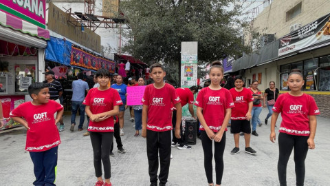 Botean y bailan para comprar vestuario