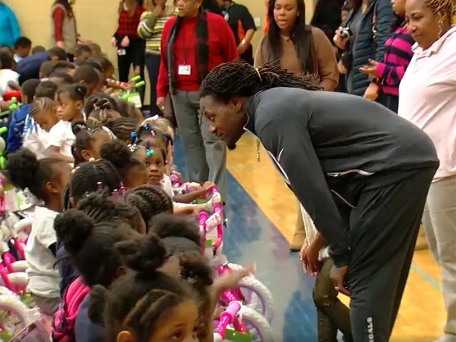 Adam Jones regala 430 bicicletas a niños