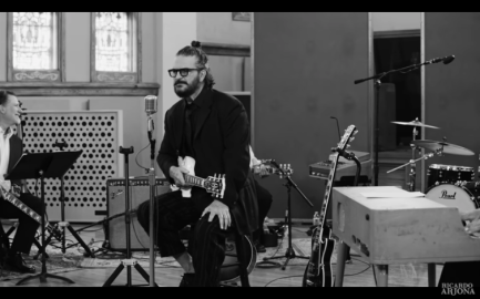 Estrena Ricardo Arjona "Yo me vi", primer sencillo de su nuevo albúm