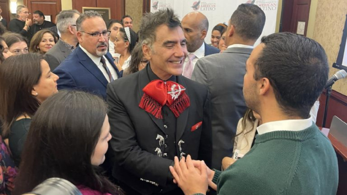 Alejandro Fernández recibe reconocimiento por su trayectoria en Capitolio