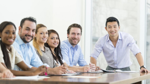 Simu Liu se ríe de su pasado como actor de fotografías de Stock mientras promociona “Shang-Chi”