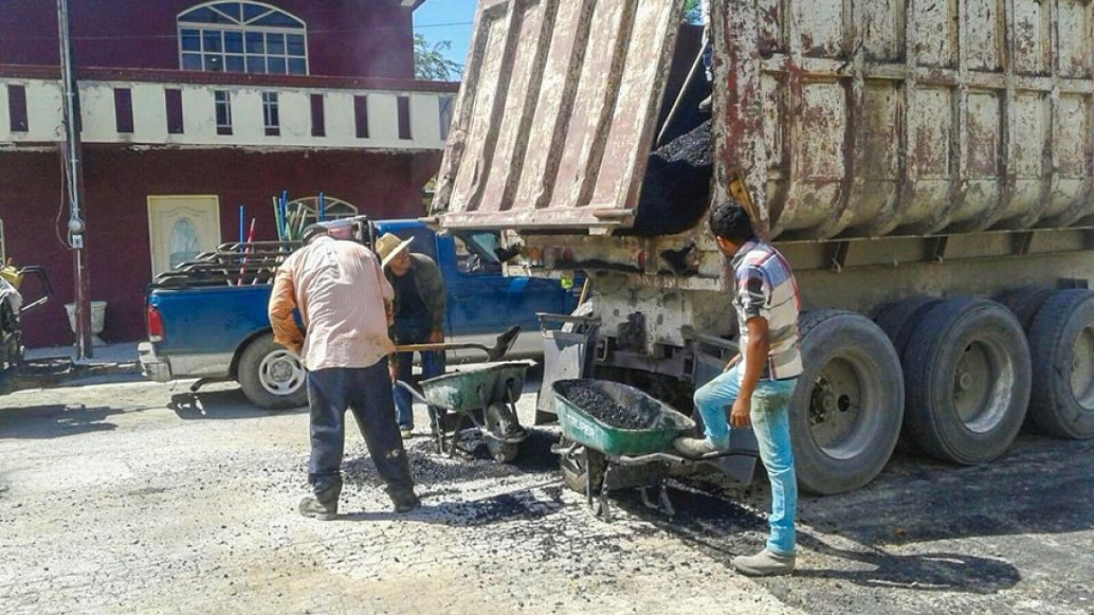 Trabajan en programa emergente de bacheo en Empalme