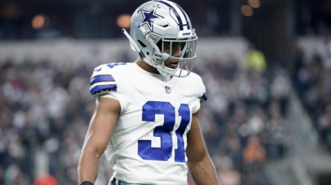 Operan a Byron Jones de la cadera