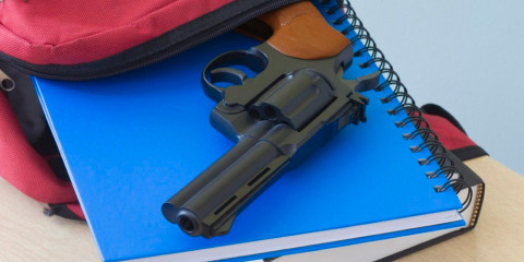 Arrestan a alumno de secundaria por llevar pistola a escuela
