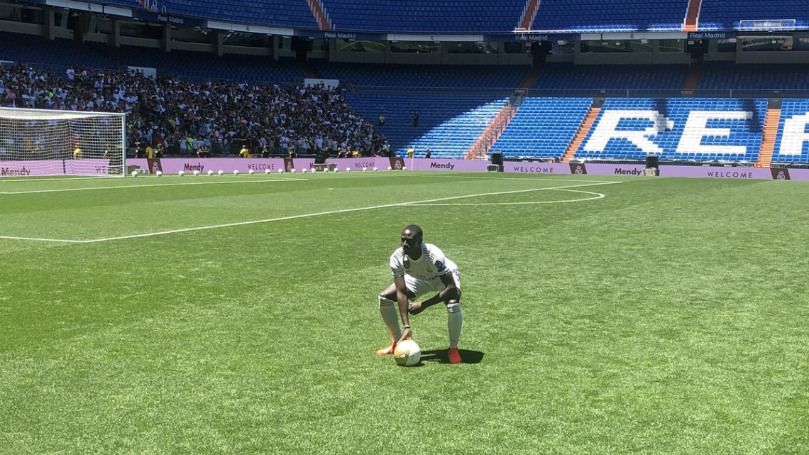 Ferland Mendy ya posa con la camiseta del Real Madrid