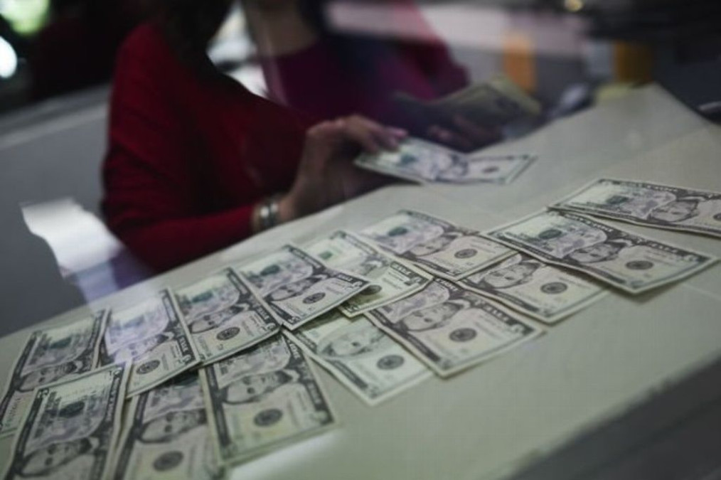 Dólar se vende en el AICM en 18.85 pesos