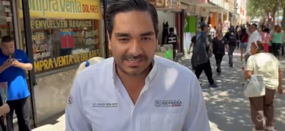 Alcalde de Reynosa entrega rosas a madres en su día