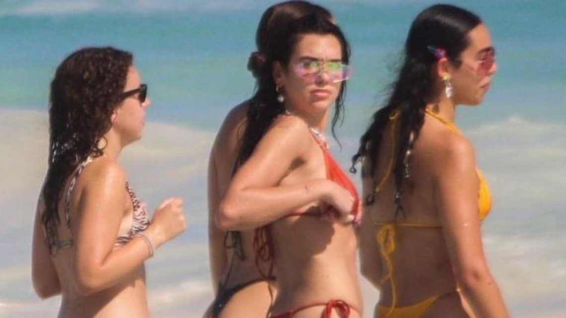Dua Lipa causa polémica al vacacionar en Tulum