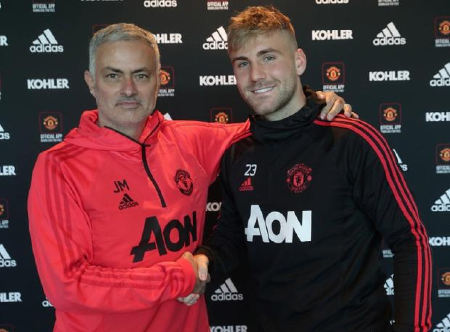 Luke Shaw extiende contrato con Manchester United
