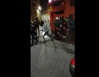 Docena de encapuchados golpean a una mujer en España