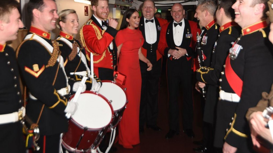 Meghan Markle y príncipe Harry llegan de rojo al Festival de Música Mountbatten