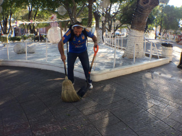 El vaquero paga la apuesta  a Chuchín de la Garza