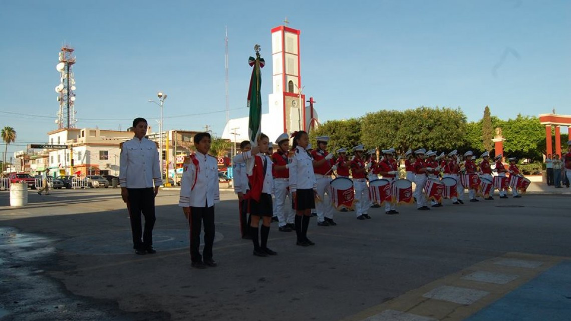 Realizan honores a la bandera