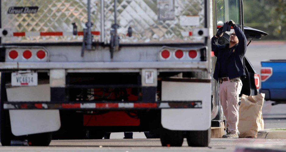 Rescatan en Texas a 62 inmigrantes escondidos en un camión