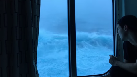 Crucero es golpeado por olas gigantes
