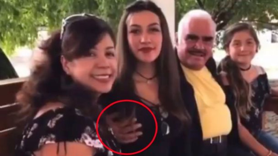 Exhiben a Vicente Fernández tocando el pecho de una fan