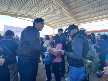 Alcalde visita colonia Rincón de las Flores para entregar becas municipales