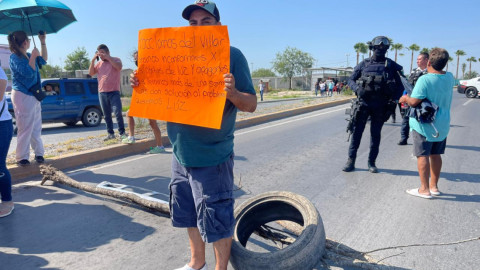 Vecinos de Lomas del Villar bloquean libramiento oriente por falta de luz
