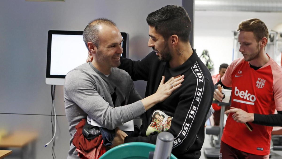 Iniesta se reencuentra con sus compañeros del Barça