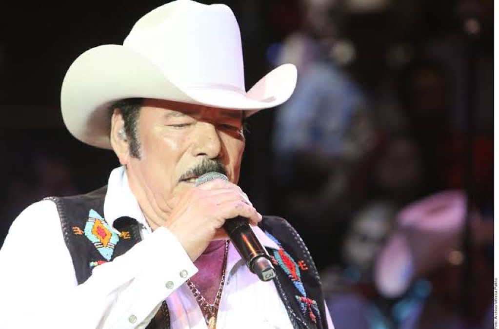 Lalo Mora toca indebidamente senos de una fan y es captado en video