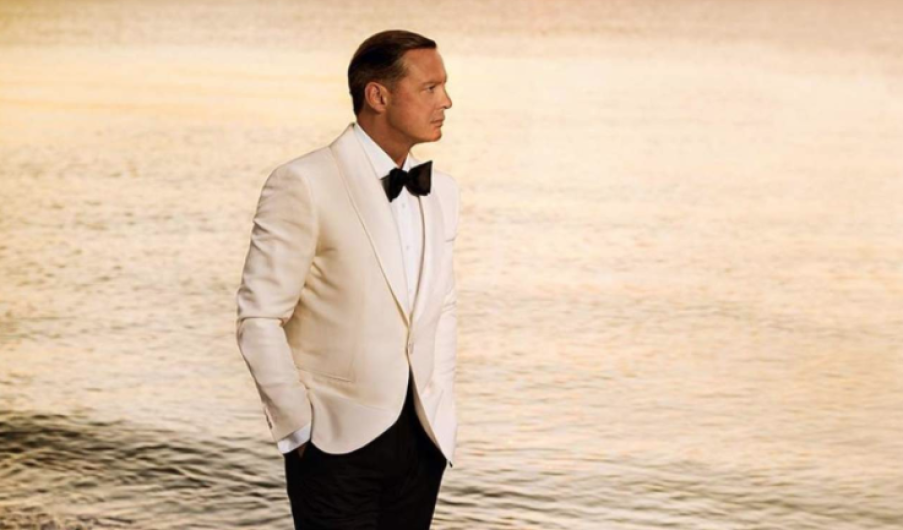 Luis Miguel reaparece con nuevo look