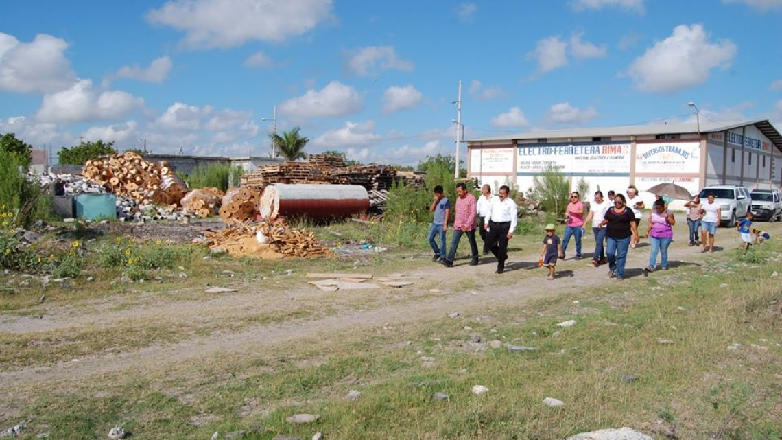 Alcalde visita a vecinos de colonia Humberto Treviño