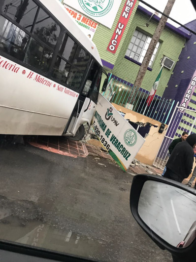 Autobús choca contra escuela en Reynosa 