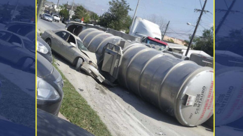 Vuelca en Río Bravo pipa cargada de gasolina 