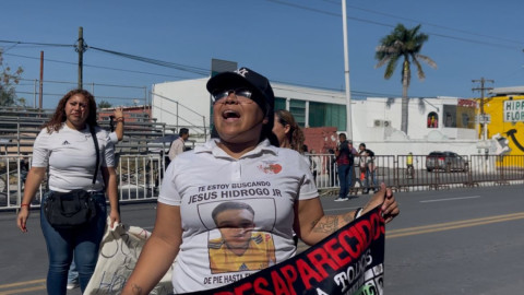 Colectivo participa en desfile y exige apoyo para búsquedas