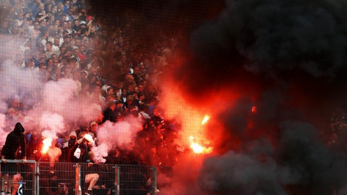 #Galería El Hamburgo desciende y sus ultas generan caos en la tribuna