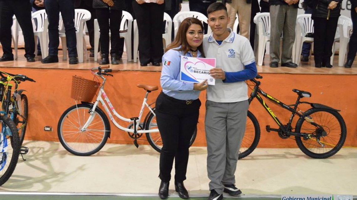 Alcaldesa de Miguel Alemán entrega becas “Cuenta Conmigo”