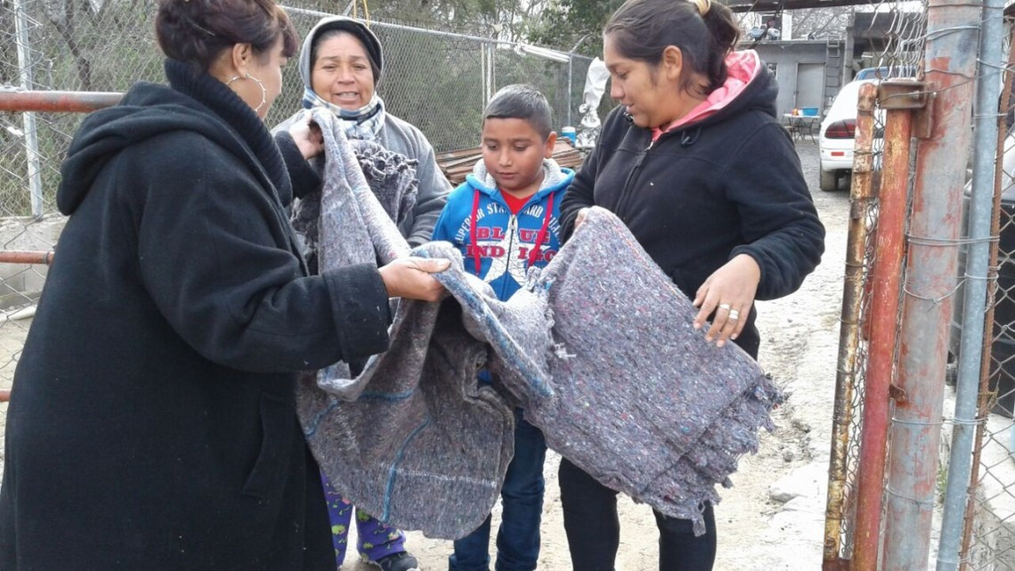Refuerza Gobierno de Tamaulipas entrega de cobertores por frío