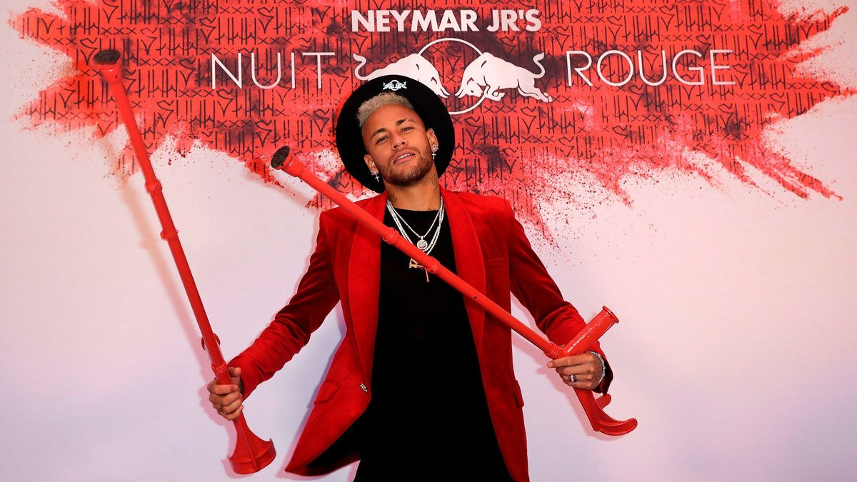 Neymar festeja sus 27 años con muletas 