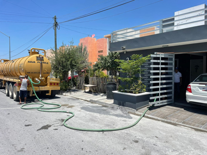 Refuerza COMAPA apoyo con pipas de agua a colonias afectadas por variaciones de luz