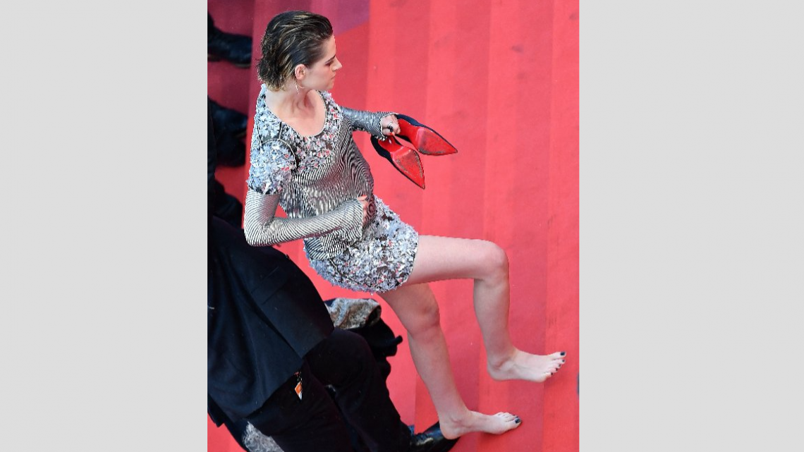 Kristen Stewart camina descalza en la alfombra roja de Cannes