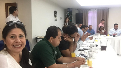 Celebra Adrián Oseguera Kernion a periodistas por su día