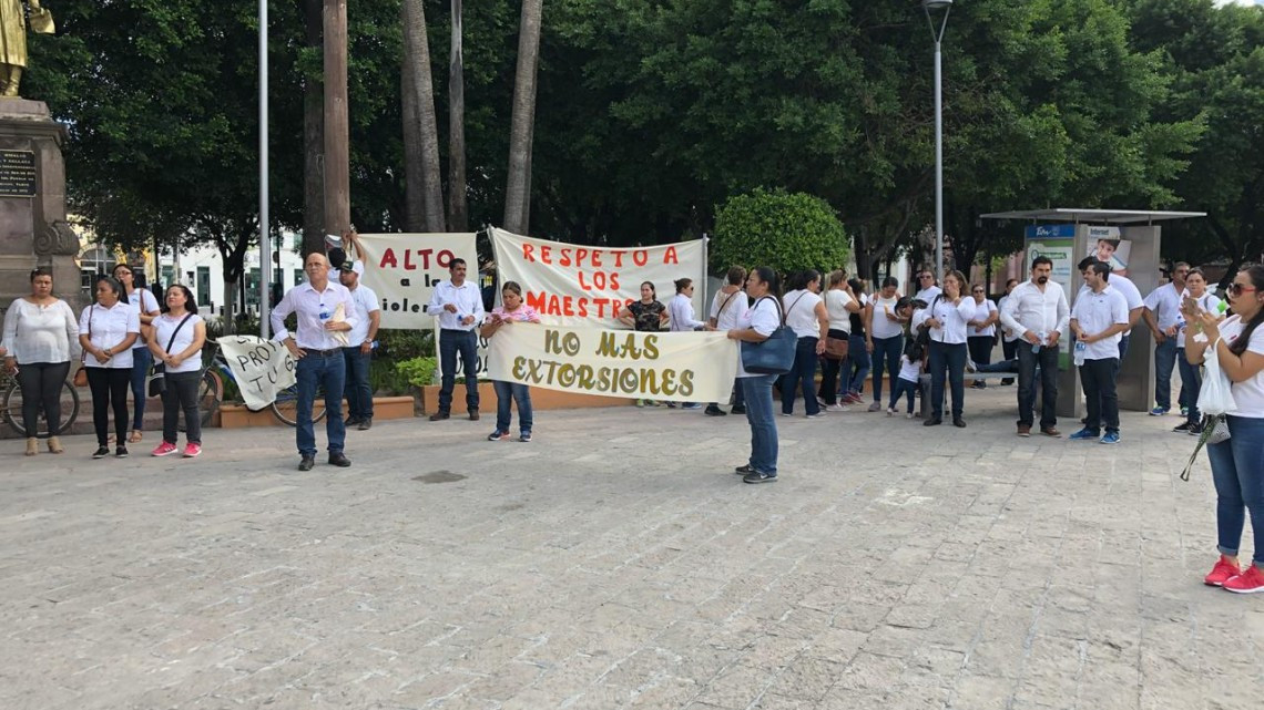 Marchan maestros para exigir seguridad 