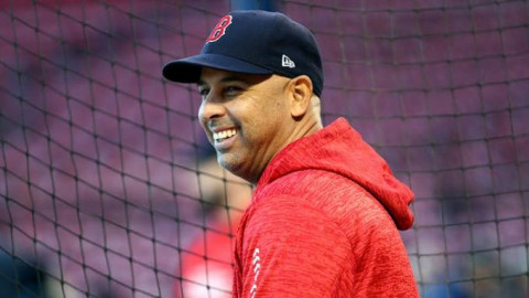 Renueva contrato Alex Cora con Medias Rojas de Boston