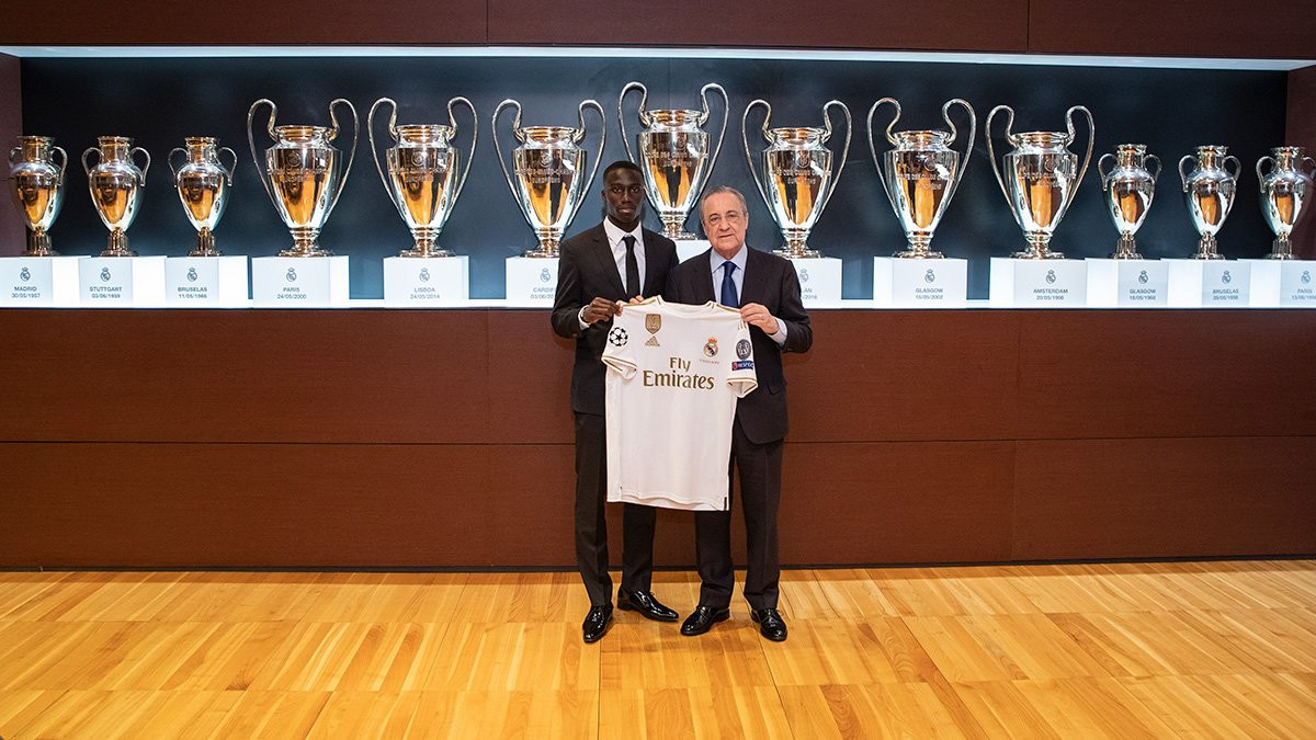 Ferland Mendy ya posa con la camiseta del Real Madrid