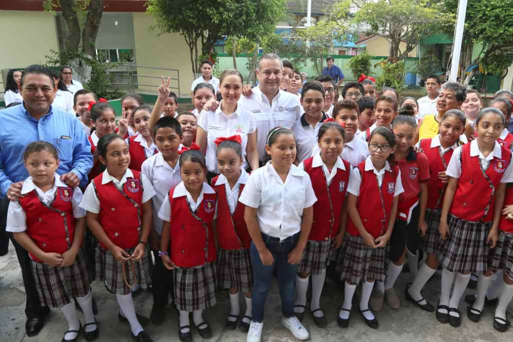 Avanza Adrián Oseguera en mejoramiento de infraestructura educativa