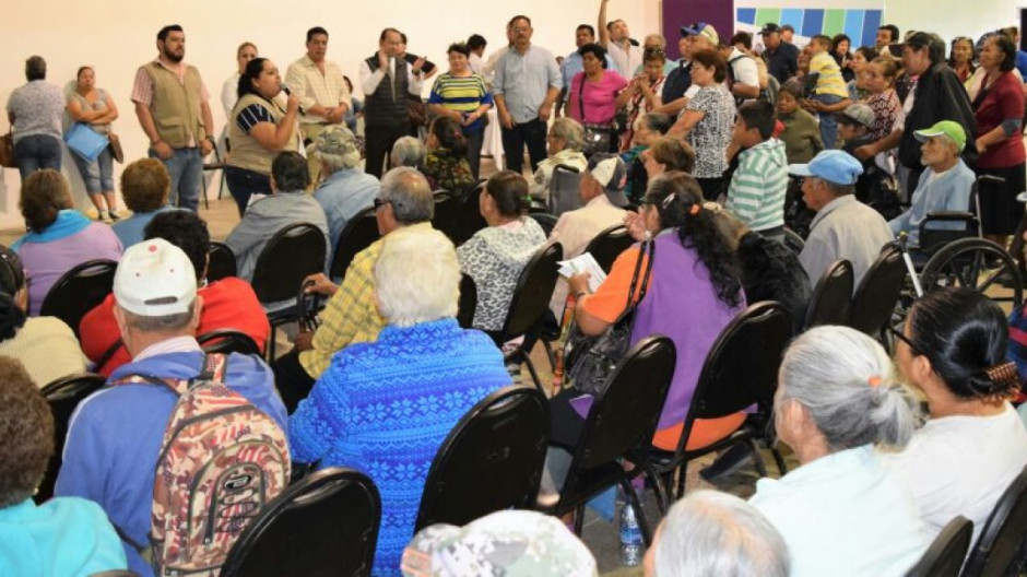 Acude Maki Ortiz a supervisar inscripción al Programa de Becas 2017