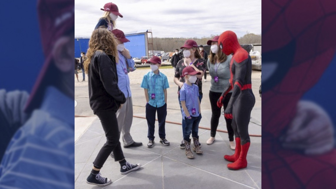 Tom Holland pasa el día con niño que salvó a su hermana de un perro