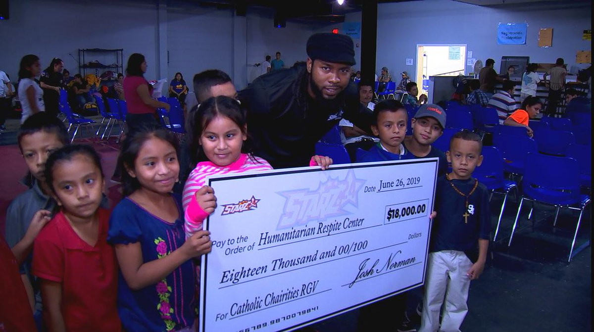 Josh Norman brindan ayuda a inmigrantes en Texas