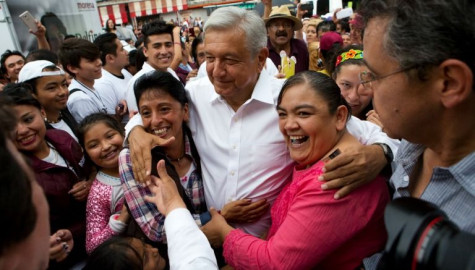 Lanzan huevos a AMLO en Veracruz