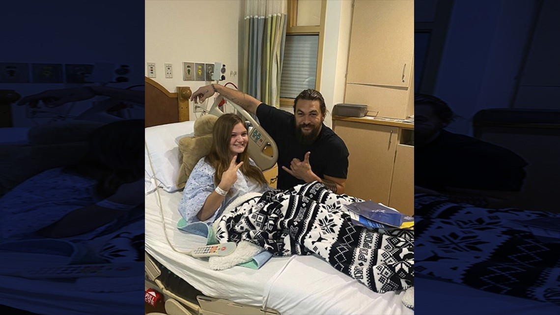 Jason Momoa sorprende a niños en hospital infantil de Pittsburgh