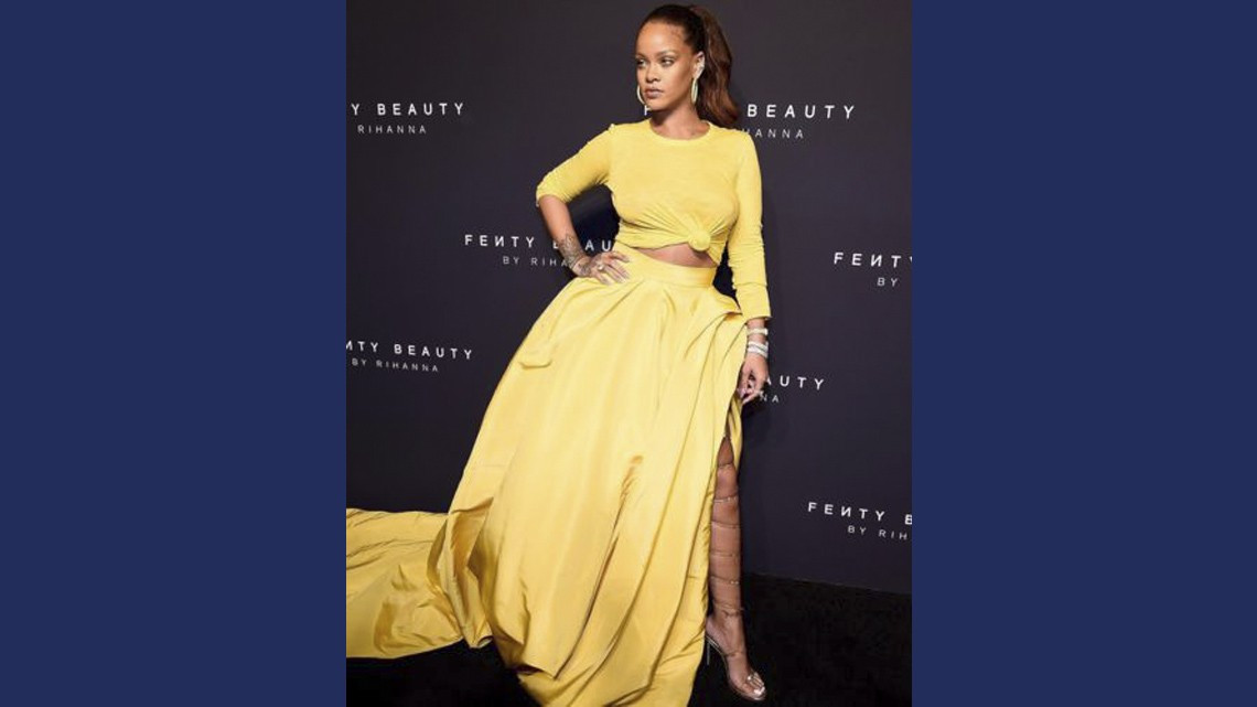 Rihanna vuelve a usar pomposo vestido amarillo 