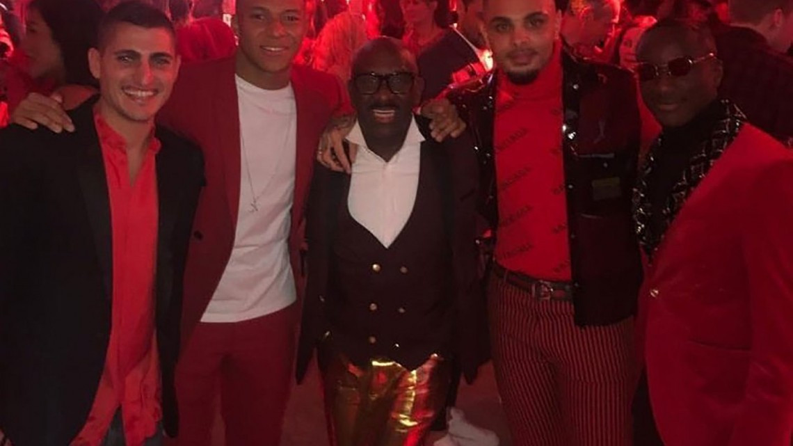 Neymar festeja sus 27 años con muletas 